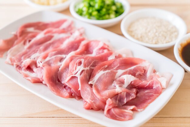 carne di maiale fresca affettata