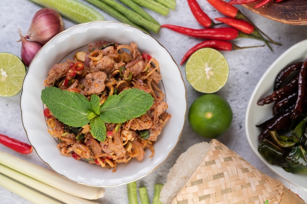 Carne di maiale tritata piccante in un piatto bianco.