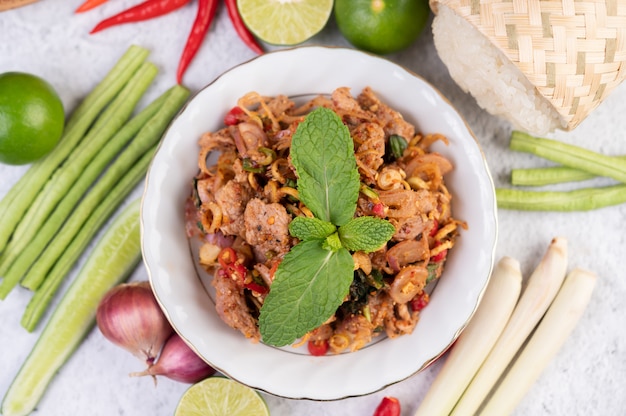 Carne di maiale tritata piccante in un piatto bianco.