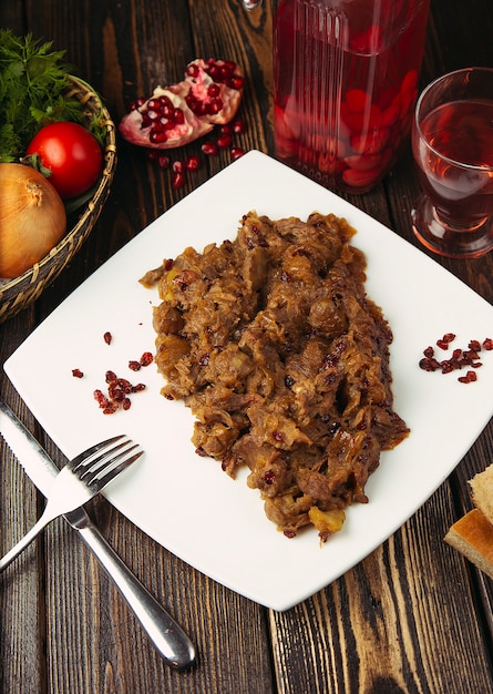 Carne di manzo piccante in umido con verdure in zolla bianca.