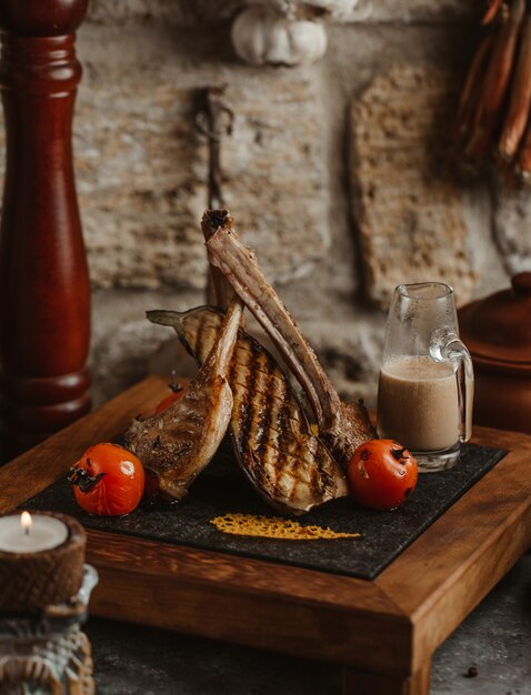 Carne di manzo servita con salsa e pomodori