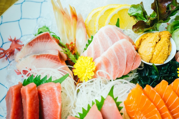 Carne di pesce sashimi crudo e fresco