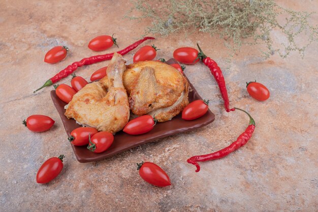 Carne di pollo alla griglia con peperoncino rosso e pomodori