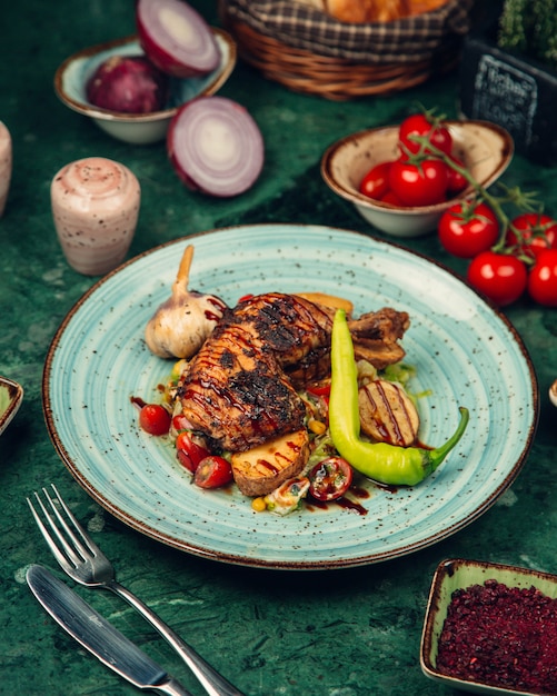 carne di pollo alla griglia con salsa barbecue