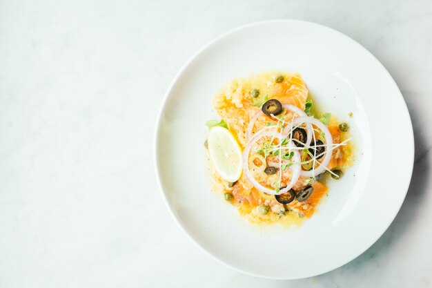 Carne di salmone carpaccio crudo e fresco