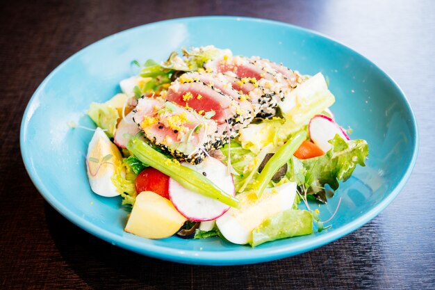 Carne di tonno crudo e fresco con sesamo e insalata