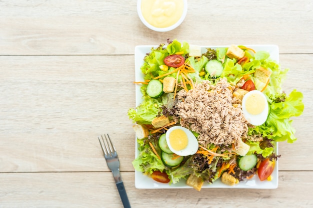 Carne di tonno e uova con insalata di verdure fresche