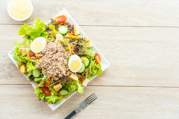 Carne di tonno e uova con insalata di verdure fresche