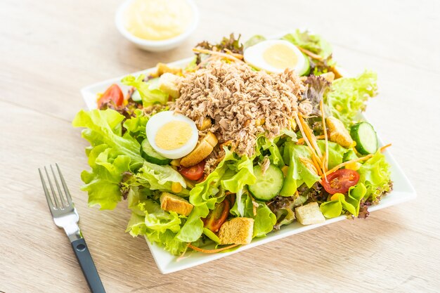 Carne di tonno e uova con insalata di verdure fresche