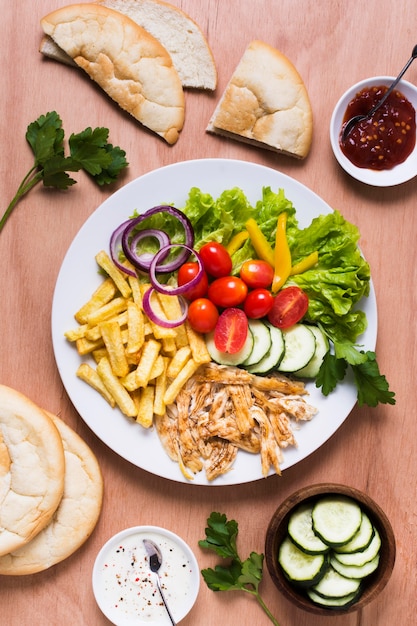 Carne e verdure del panino di kebab arabo