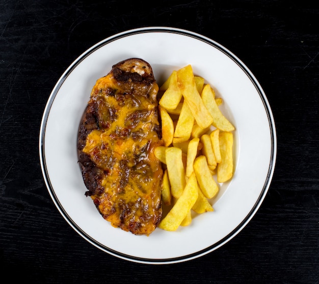 Carne fritta con formaggio grattugiato e patatine fritte