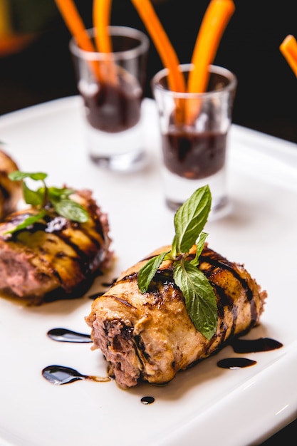 Carne fritta con la patata e il onin mescolati con la vista laterale della menta di verdi