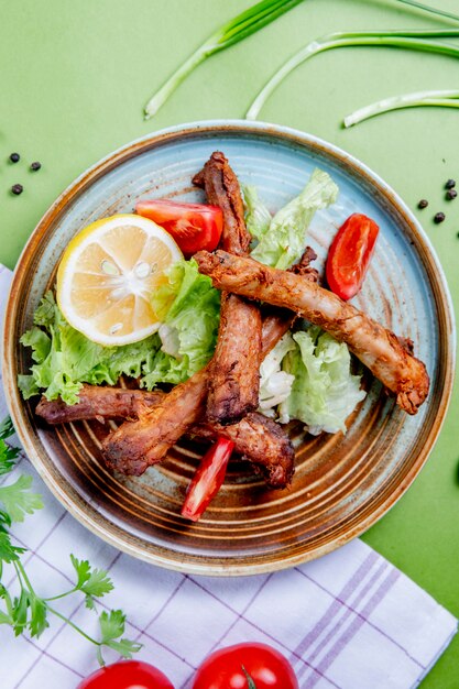 carne fritta con lattuga pomodori e limone