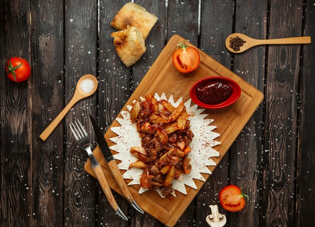 Carne fritta con patate sul tavolo