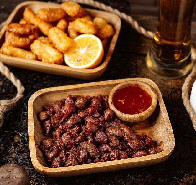 Carne fritta con peperoncino dolce e formaggio codino