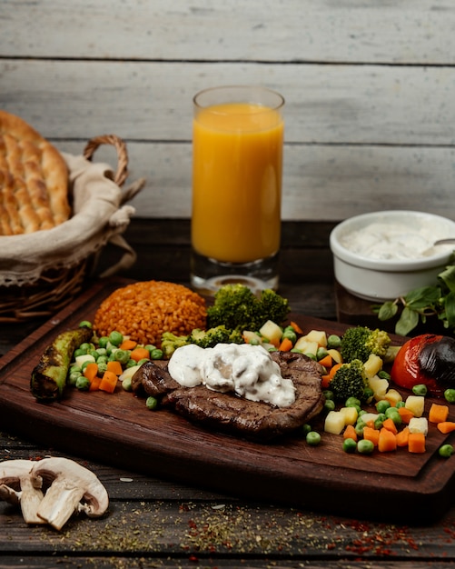 Carne fritta con salsa di panna e verdure