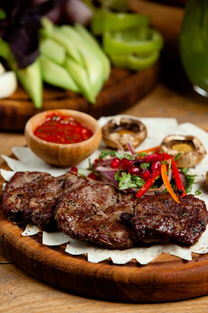 Carne fritta con verdure e funghi