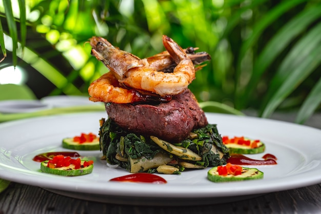 Carne fritta con vista laterale del fungo degli spinaci zuccihni dei gamberetti