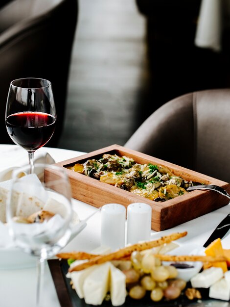 carne fritta e patate con bicchiere di vino