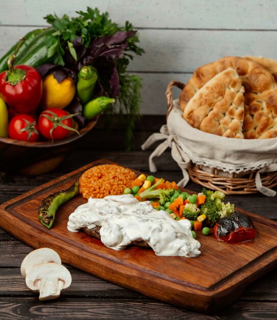 Carne fritta in salsa con verdure