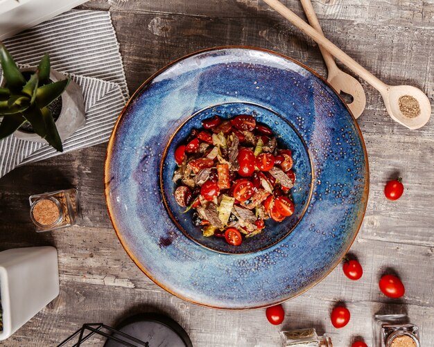 Carne fritta mescolata con verdure e condita con semi di sesamo