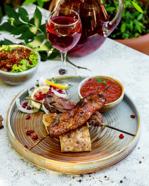 Carne fritta su un'inclinazione in salsa con cipolle