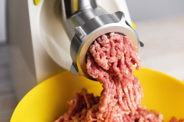 Carne macinata in un tritacarne elettrico