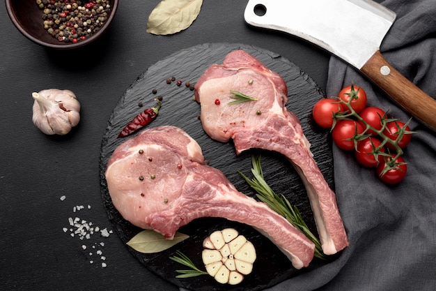 Carne preparata per la cottura su tavola di legno