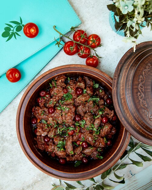 Carne tritata fritta con erbe e pomodori laterali