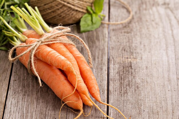 Carota fresca con foglie verdi