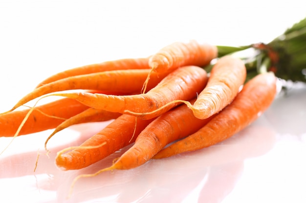 Carota fresca sul tavolo