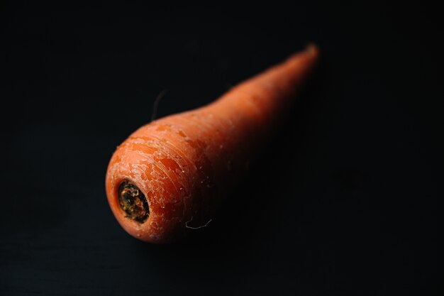 Carota organica fresca sulla superficie nera