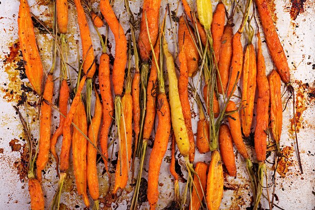 Carote biologiche al forno con timo, miele e limone