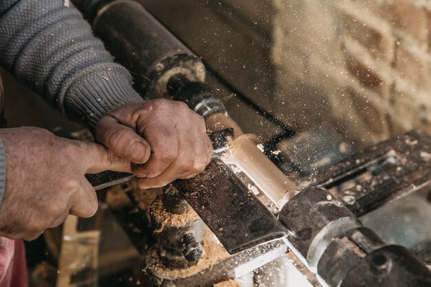 Carpentiere che lavora con gli strumenti presso l'atelier. Foto di alta qualità