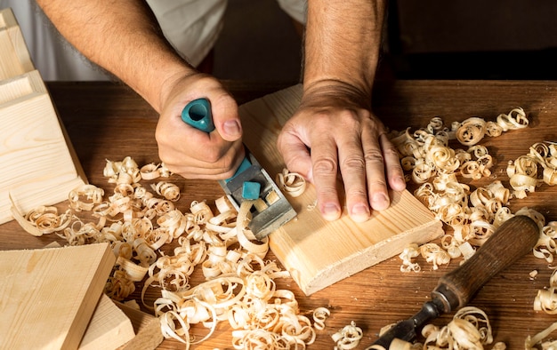 Carpentiere che lavora con le sue mani nude su legno