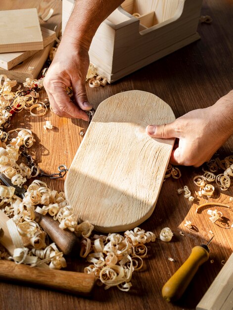 Carpentiere che lavora su un pezzo di legno ad alta vista