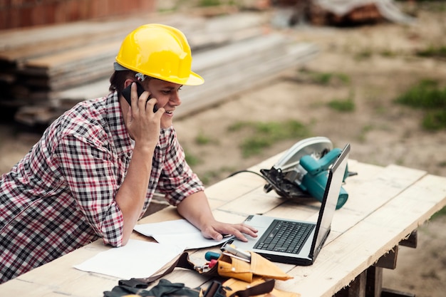 Carpentiere che parla sul telefono cellulare