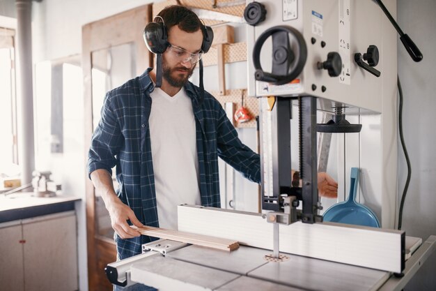 Carpentiere professionista che lavora con la segatrice