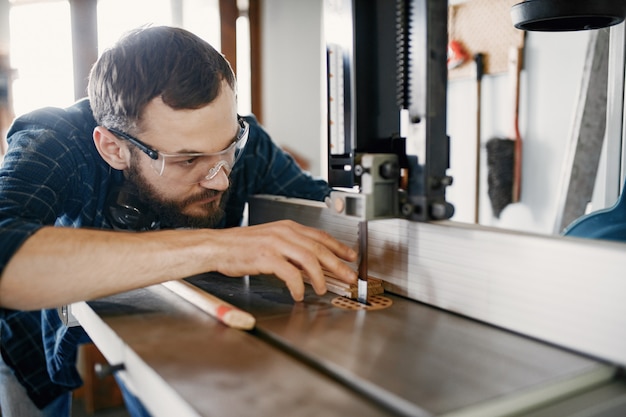 Carpentiere professionista che lavora con la segatrice