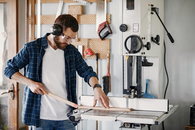 Carpentiere professionista che lavora con la segatrice