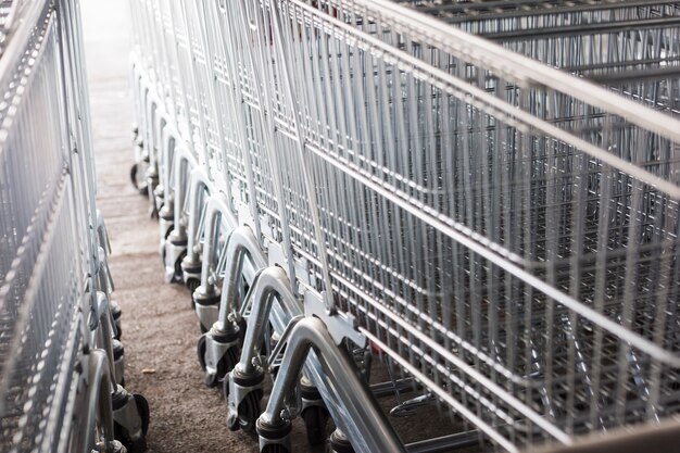 Carrelli della spesa fuori dal supermercato