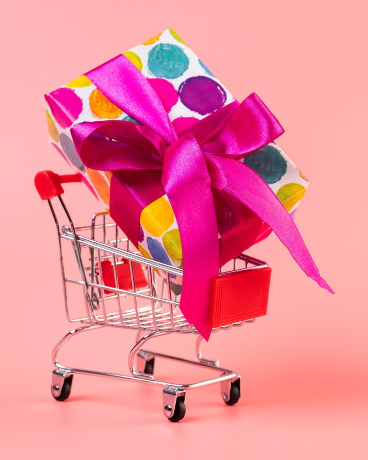 Foto gratuito carrello con grande regalo colorato