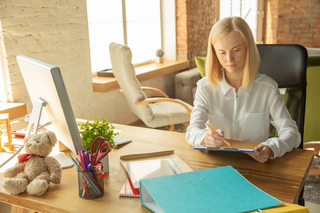 Carriera. Una giovane donna d'affari in movimento in ufficio, ottenendo un nuovo posto di lavoro. Giovane impiegato femminile nel suo nuovo gabinetto che prende i casi. Sembra fiducioso. Affari, stile di vita, nuovo concetto di vita.