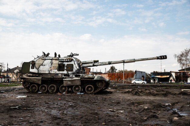 Carro armato sulla guerra del russo di strada in ucraina