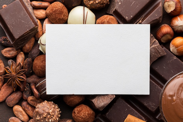 Carta bianca con delizioso cioccolato