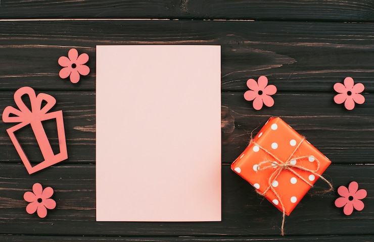 Foto gratuito carta bianca con scatola regalo sul tavolo