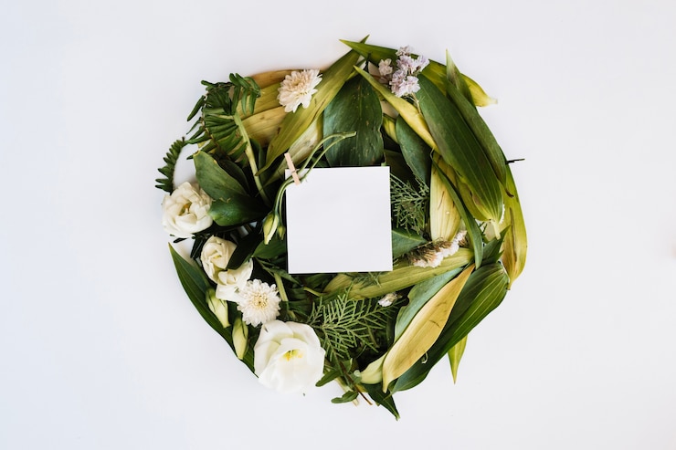 Foto gratuito carta bianca sulla composizione di fiori