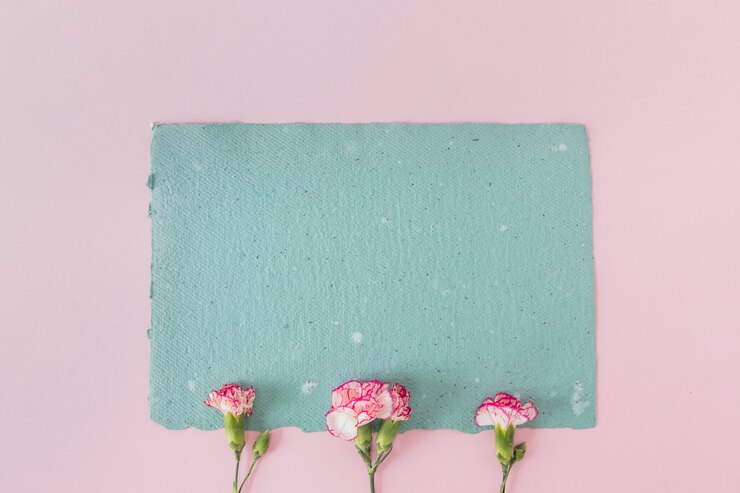Foto gratuito carta blu e bellissimi fiori