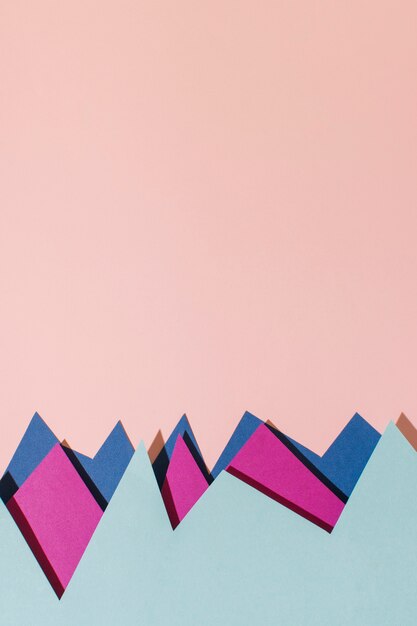 Carta colorata piatta laici su sfondo rosa