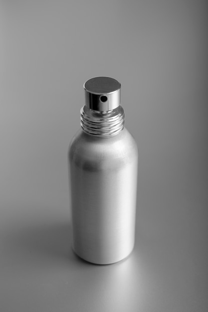 Carta da parati estetica argento con bottiglia